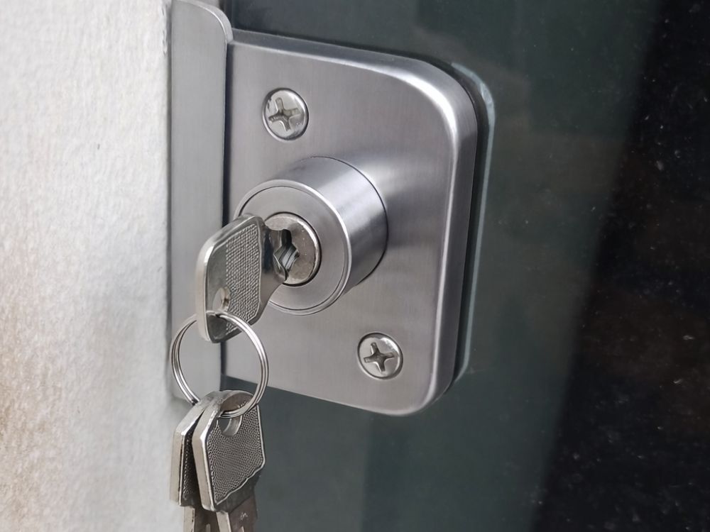 Fechadura nova em porta de vidro